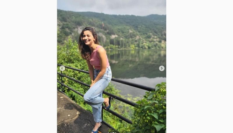 Alia Bhatt is the original 'Girl Next Door'; looks chic in casual attire; check her latest pictures-SYT