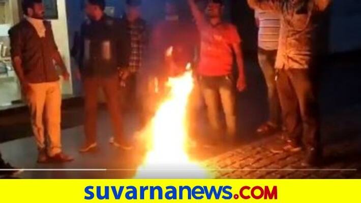 Gujarat Bajrang Dal Burns Kama Sutra Copy for Insulting Hindu Deities mah Gujarat Bajrang Dal Burns Kama Sutra Copy for Insulting Hindu Deities mah