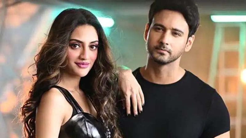 Nusrat Jahan, Yash Dasgupta spotted at hospital leaving for home with baby boy (Video)-SYT