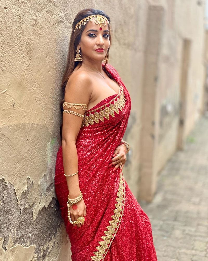 Bhojpuri Actress Monalisa looks hot in black bikini goes viral on social media BRD