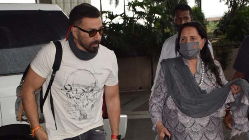 sunny deol spotted at airport with mother prakash kaur everyone is praising him