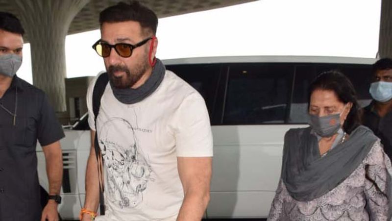 sunny deol spotted at airport with mother prakash kaur everyone is praising him