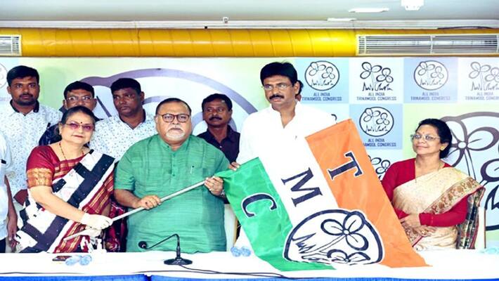 West Bengal BJP MLA Biswajit Das also joins TMC, Vishnupur MLA Tanmay Ghosh joined yesterday West Bengal BJP MLA Biswajit Das also joins TMC, Vishnupur MLA Tanmay Ghosh joined yesterday