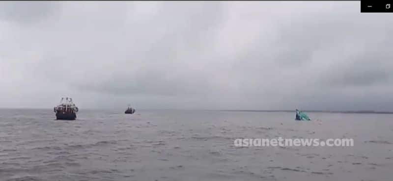 kumari fishers boat fell down - one man missing