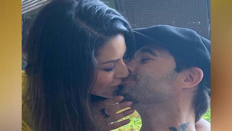 Here are some actors who were caught kissing in public