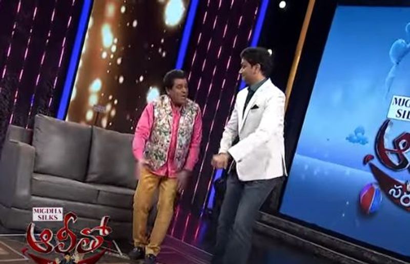 srinivas avasarala gave a big shock to raviteja revealed in alitho saradaga show