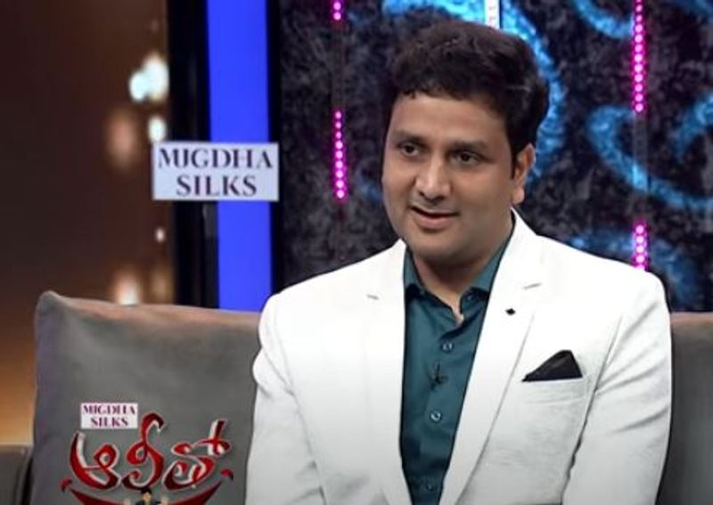 srinivas avasarala gave a big shock to raviteja revealed in alitho saradaga show