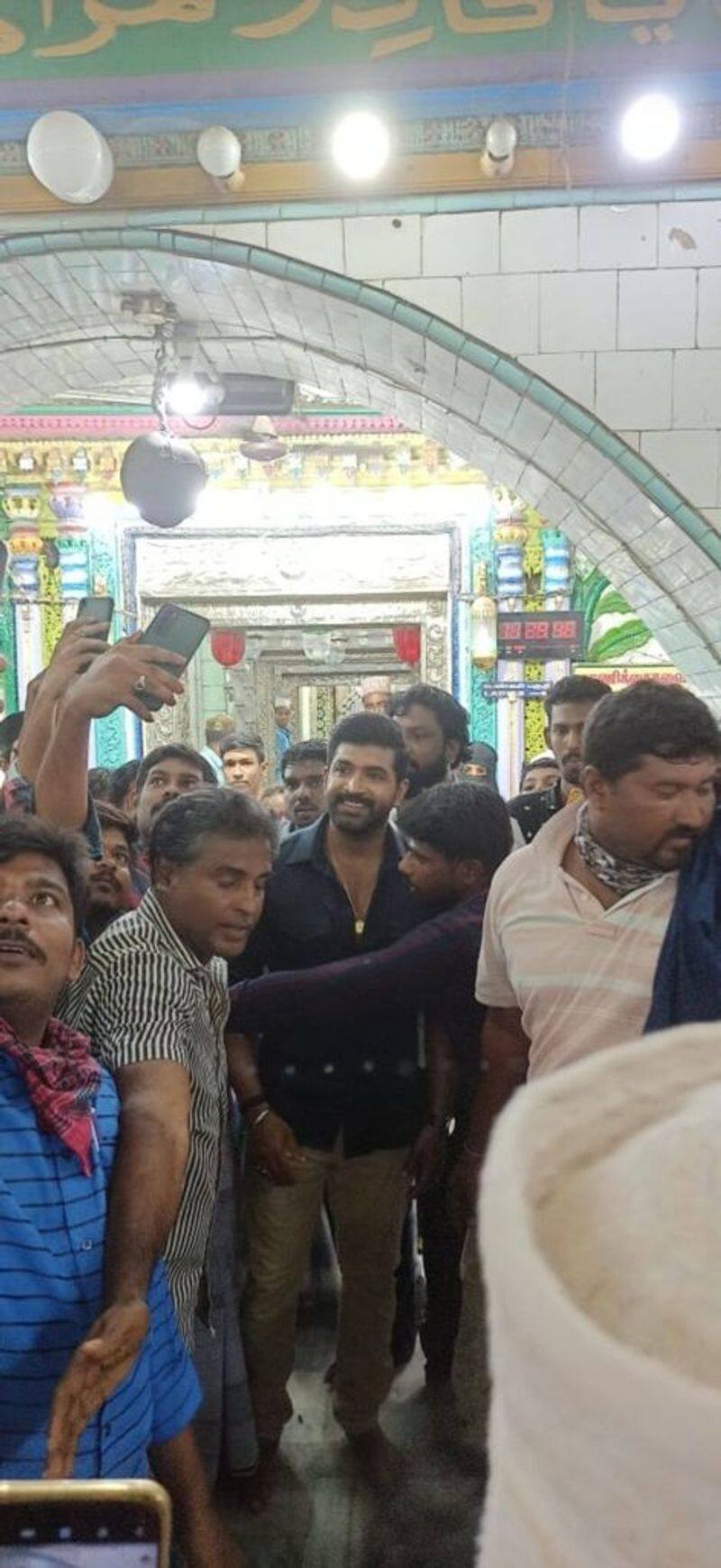 arun vijay visit nagoor dargah photo goes viral