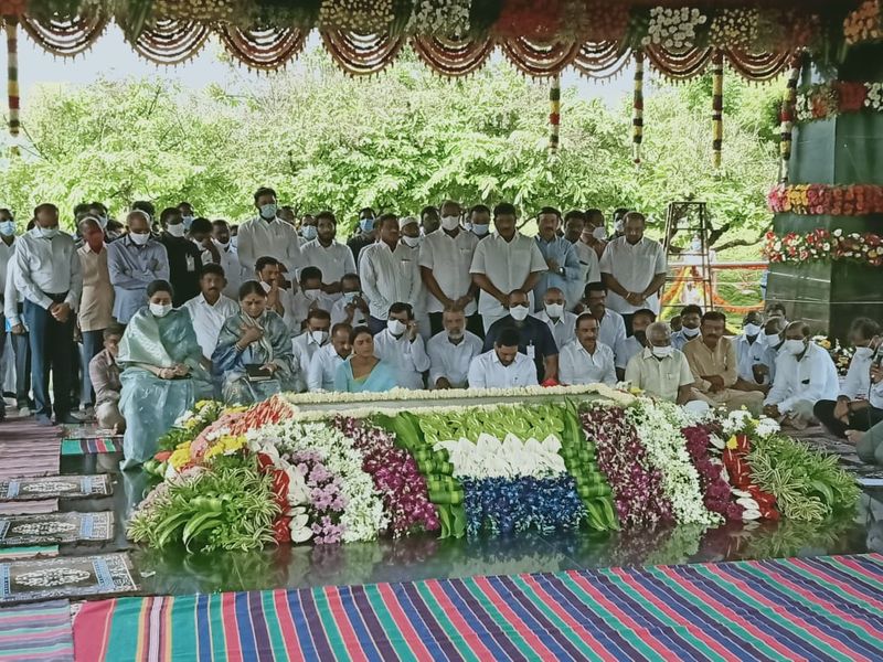 ys rajashekar reddy death anniversary... ys jagan, sharmila, vijayamma Pays Homage to YSR