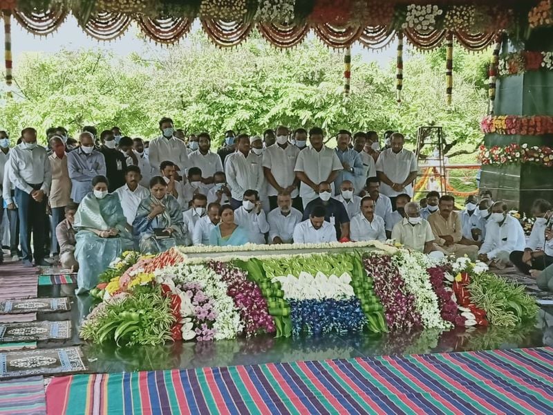 ys rajashekar reddy death anniversary... ys jagan, sharmila, vijayamma Pays Homage to YSR