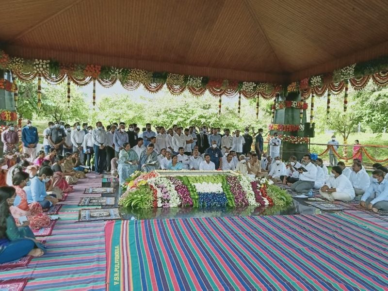 ys rajashekar reddy death anniversary... ys jagan, sharmila, vijayamma Pays Homage to YSR