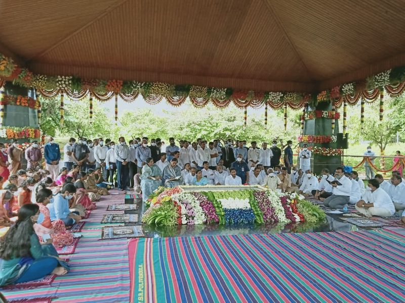 ys rajashekar reddy death anniversary... ys jagan, sharmila, vijayamma Pays Homage to YSR