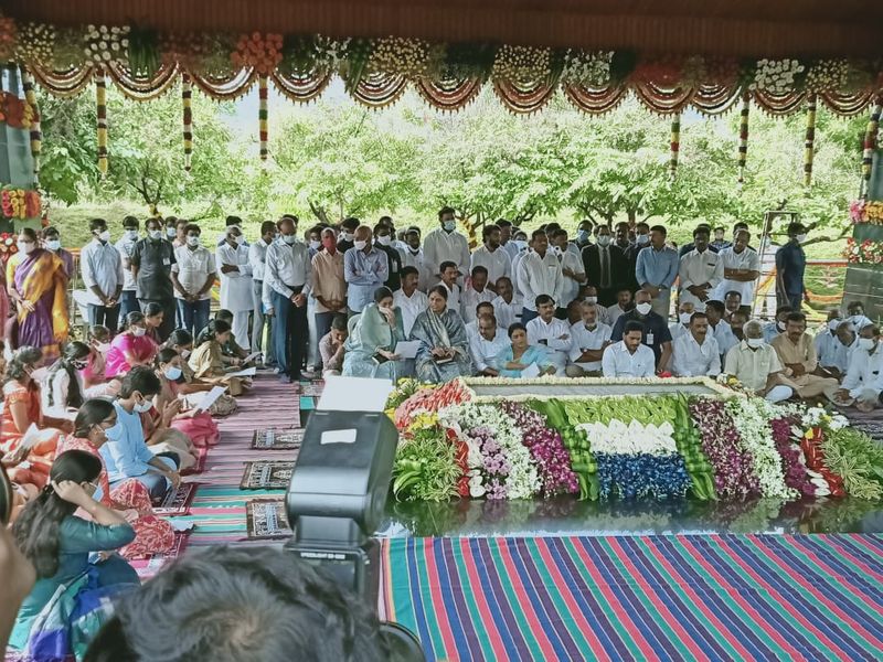 ys rajashekar reddy death anniversary... ys jagan, sharmila, vijayamma Pays Homage to YSR