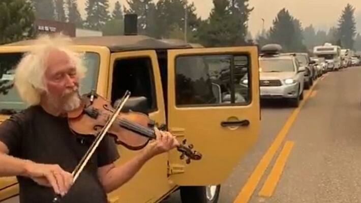 Man plays violin for fire evacuees stuck in traffic Man plays violin for fire evacuees stuck in traffic