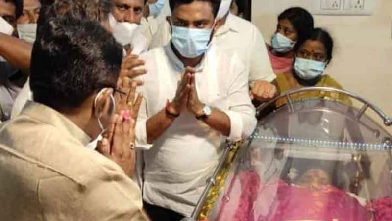 TTV Dhinakaran pays homage to OPS wife body