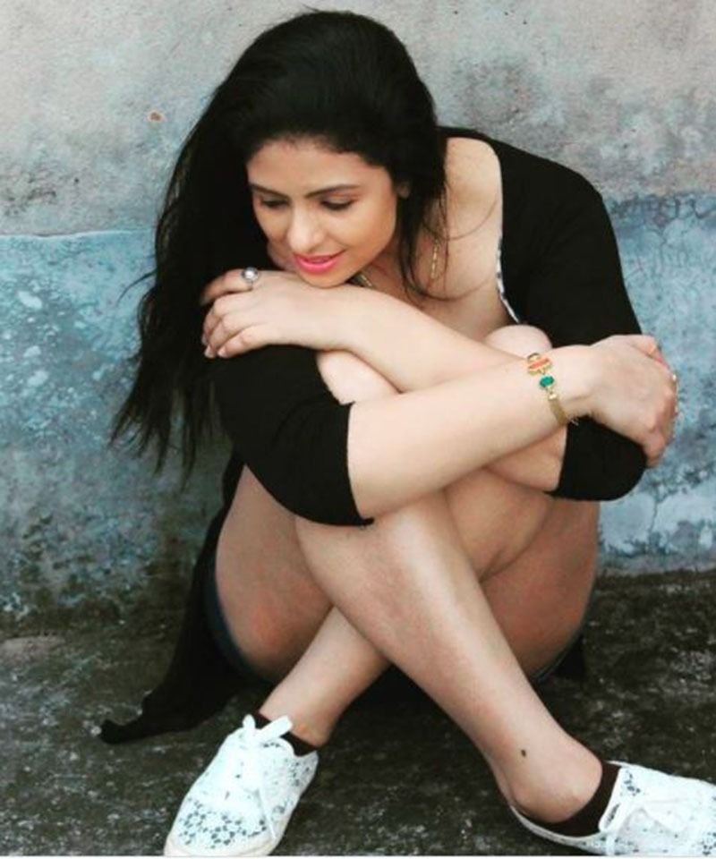Mohammad Shami wife Haseen jahan shares romantic and glamour pics in Instagram