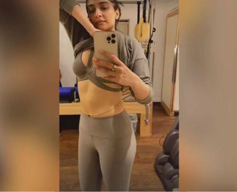 Bollywood Sonam Kapoor share tummy image to break pregnancy rumours vcs