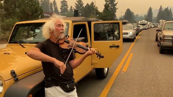 Man calms California fire evacuees stuck in traffic with his soulful violin performance; watch video-tgy Man calms California fire evacuees stuck in traffic with his soulful violin performance; watch video-tgy
