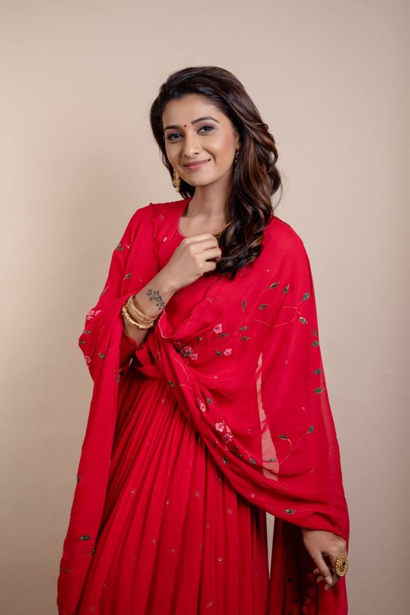 priya bhavani shankar red salwar super hot photos