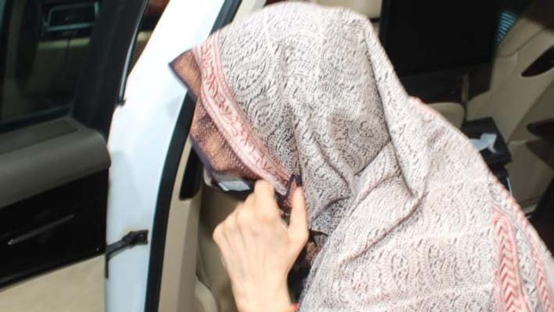 The distressed Shehnaaz Gill participates in last rites of Siddharth Shukla caught in a viral images bjc