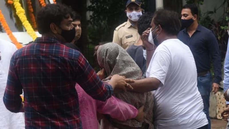 The distressed Shehnaaz Gill participates in last rites of Siddharth Shukla caught in a viral images bjc