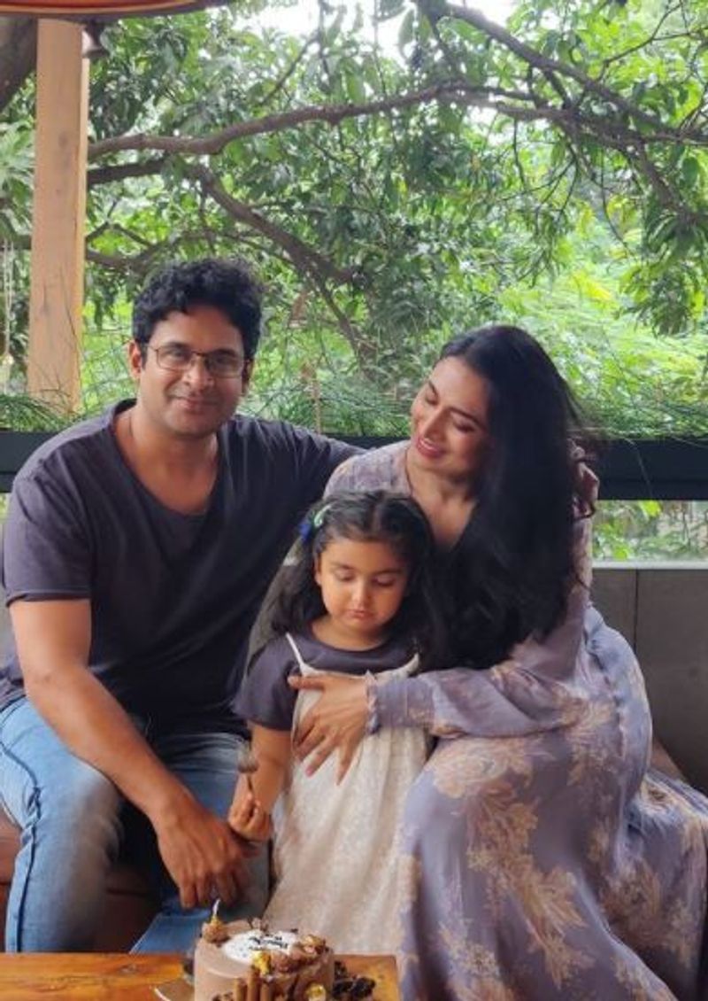 Actress Shwetha Srivatsav celebrates her husband birthday in a special way vcs