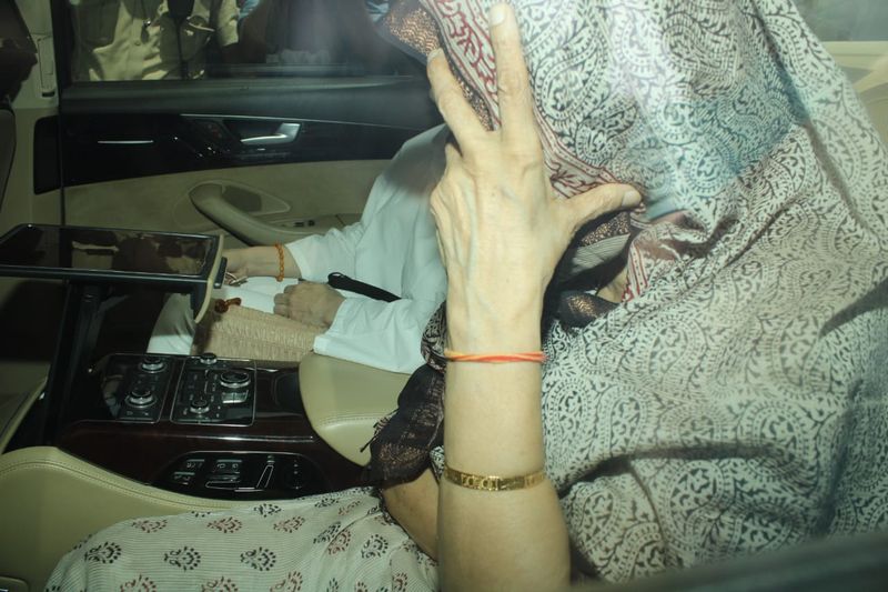 The distressed Shehnaaz Gill participates in last rites of Siddharth Shukla caught in a viral images bjc