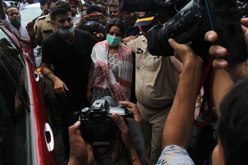 The distressed Shehnaaz Gill participates in last rites of Siddharth Shukla caught in a viral images bjc