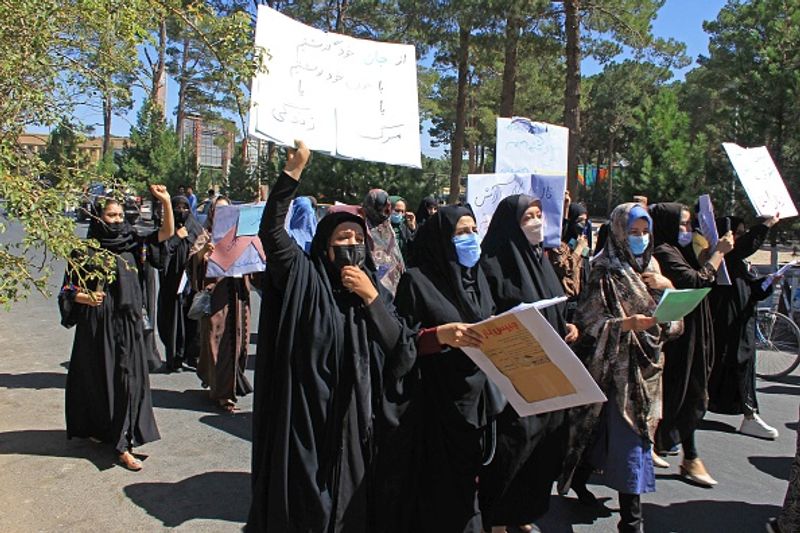 Afghan women rally for rights in Kabul, ask Taliban to ensure roles in new govt ALB