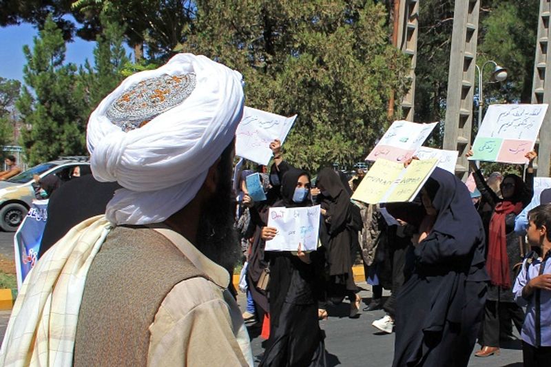 Afghan women rally for rights in Kabul, ask Taliban to ensure roles in new govt ALB