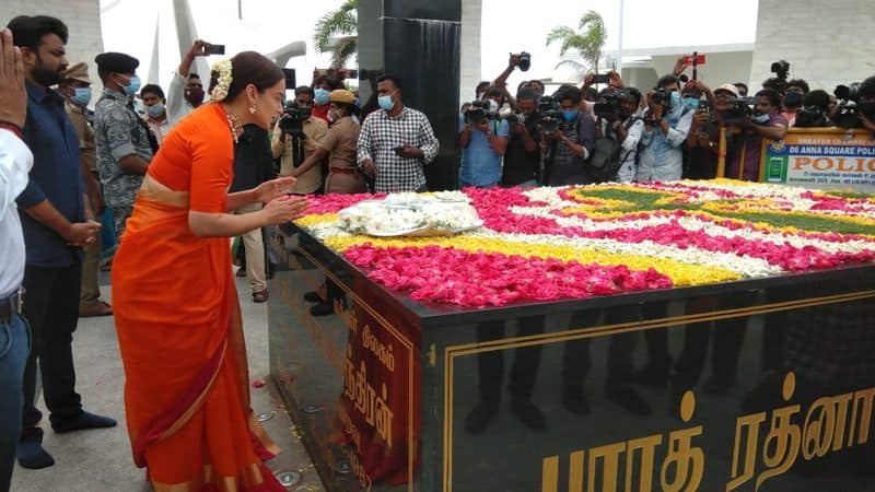 Thalavi actress Kangana pays homage to jayalalitha  with a flower ring at her memorial