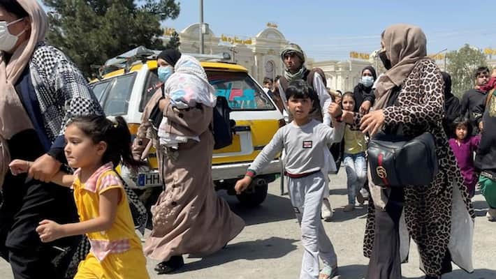 Afghanistan Girls getting married outside Kabul airport out of fear of Taliban Afghanistan Girls getting married outside Kabul airport out of fear of Taliban