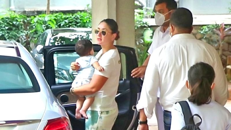 Kareena kapoor Spotted with Jeh and taimur at Randheer kapoor Residence
