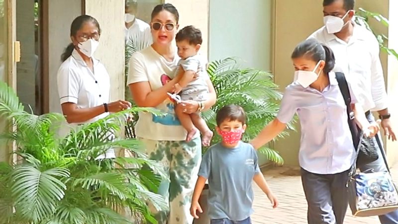 Kareena kapoor Spotted with Jeh and taimur at Randheer kapoor Residence
