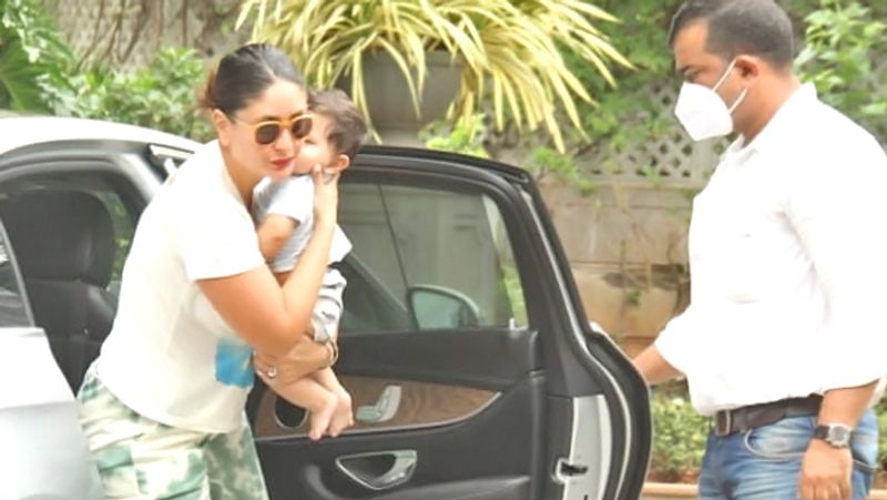 Kareena kapoor Spotted with Jeh and taimur at Randheer kapoor Residence