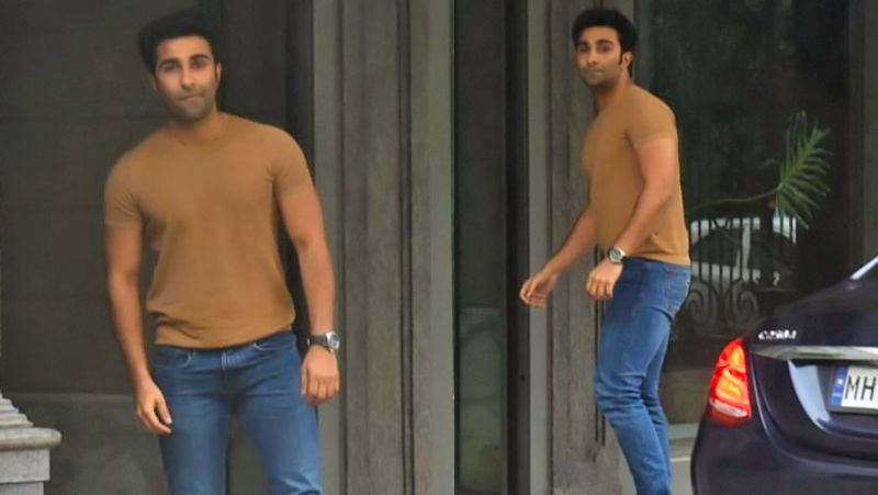 Kareena Kapoor spotted with her sons, Jeh Ali khan is amazed with elder brother Taimur ALi Khan