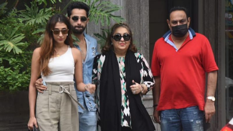 Kareena Kapoor spotted with her sons, Jeh Ali khan is amazed with elder brother Taimur ALi Khan