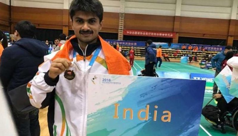 Badminton Player Suhas Yathiraj going to create history first IAS officer win Paralympic medal