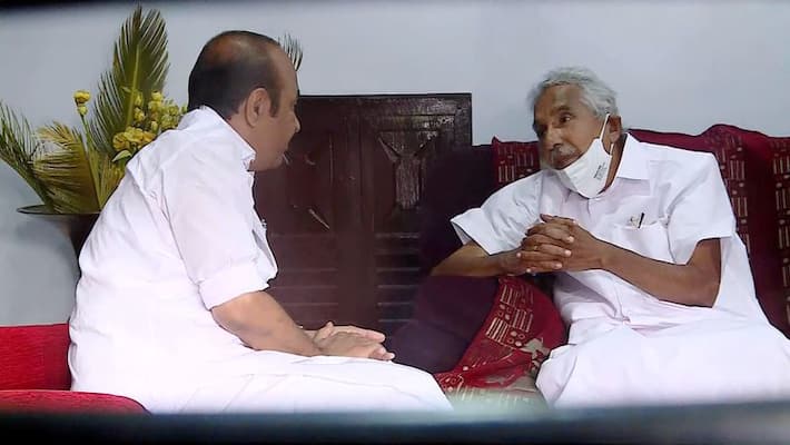 V D Satheesan met Oommen Chandy V D Satheesan met Oommen Chandy