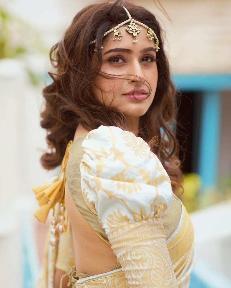 Actress Tanya Ravichandran latest white saree photos