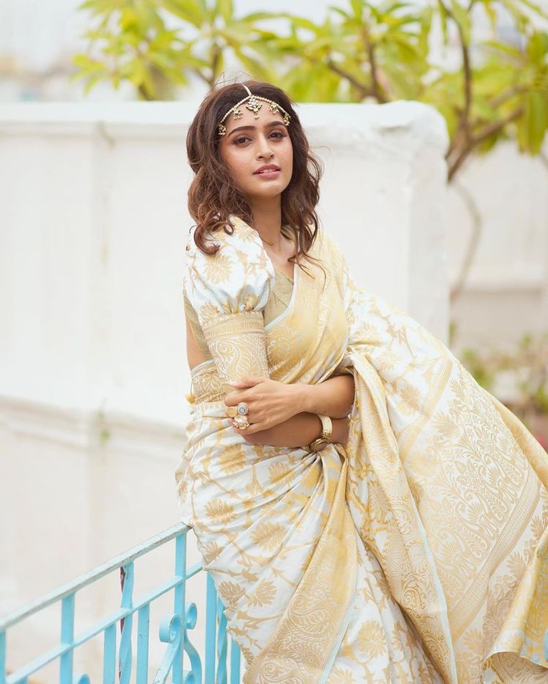 Actress Tanya Ravichandran latest white saree photos