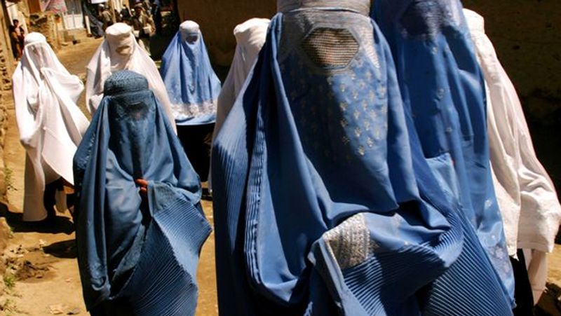 British soldiers wearing burqa arrived at Kabul airport to escape the Taliban