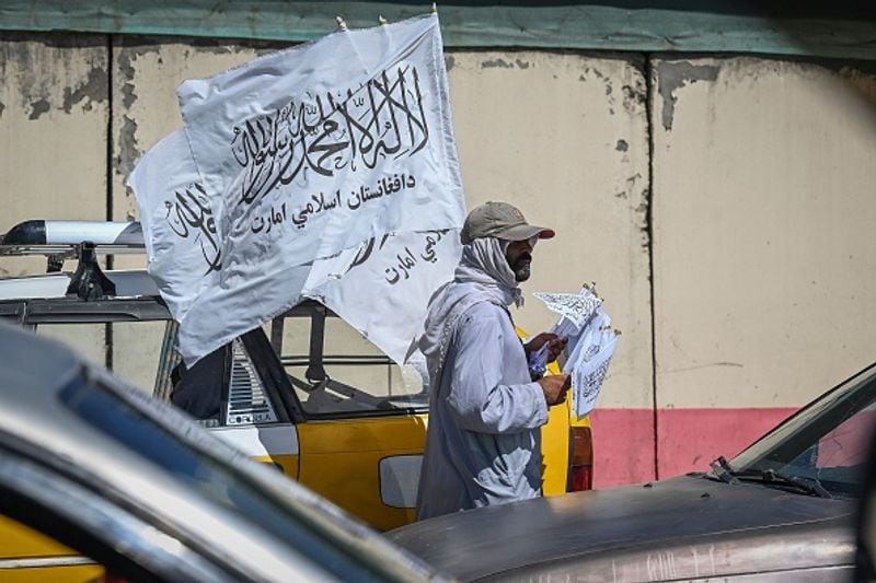 British soldiers wearing burqa arrived at Kabul airport to escape the Taliban
