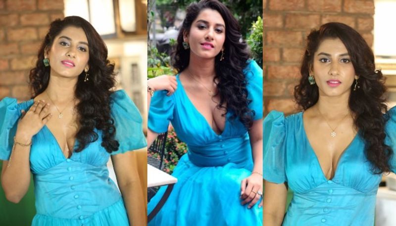 anchor vishnu priya cleavage show in blue gown shake internet