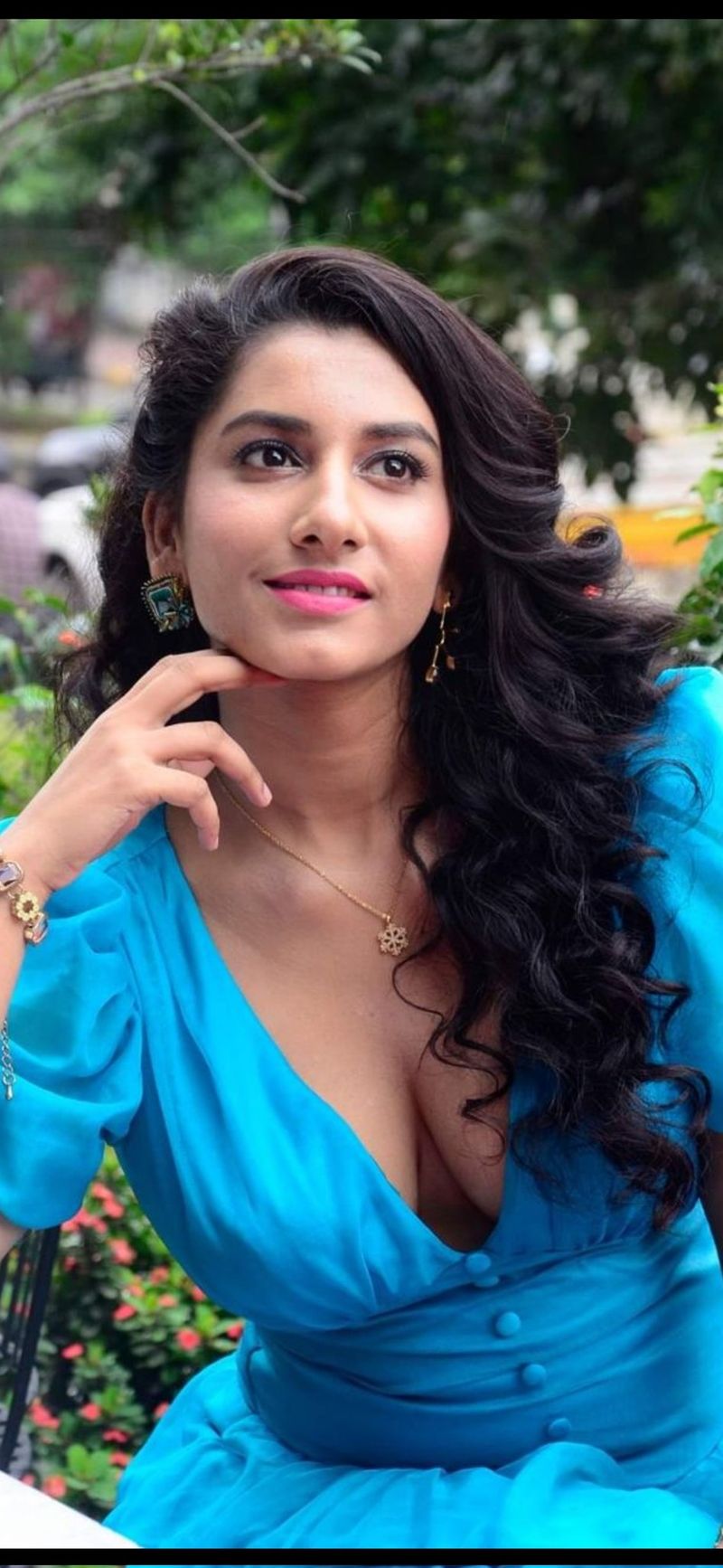 anchor vishnu priya cleavage show in blue gown shake internet