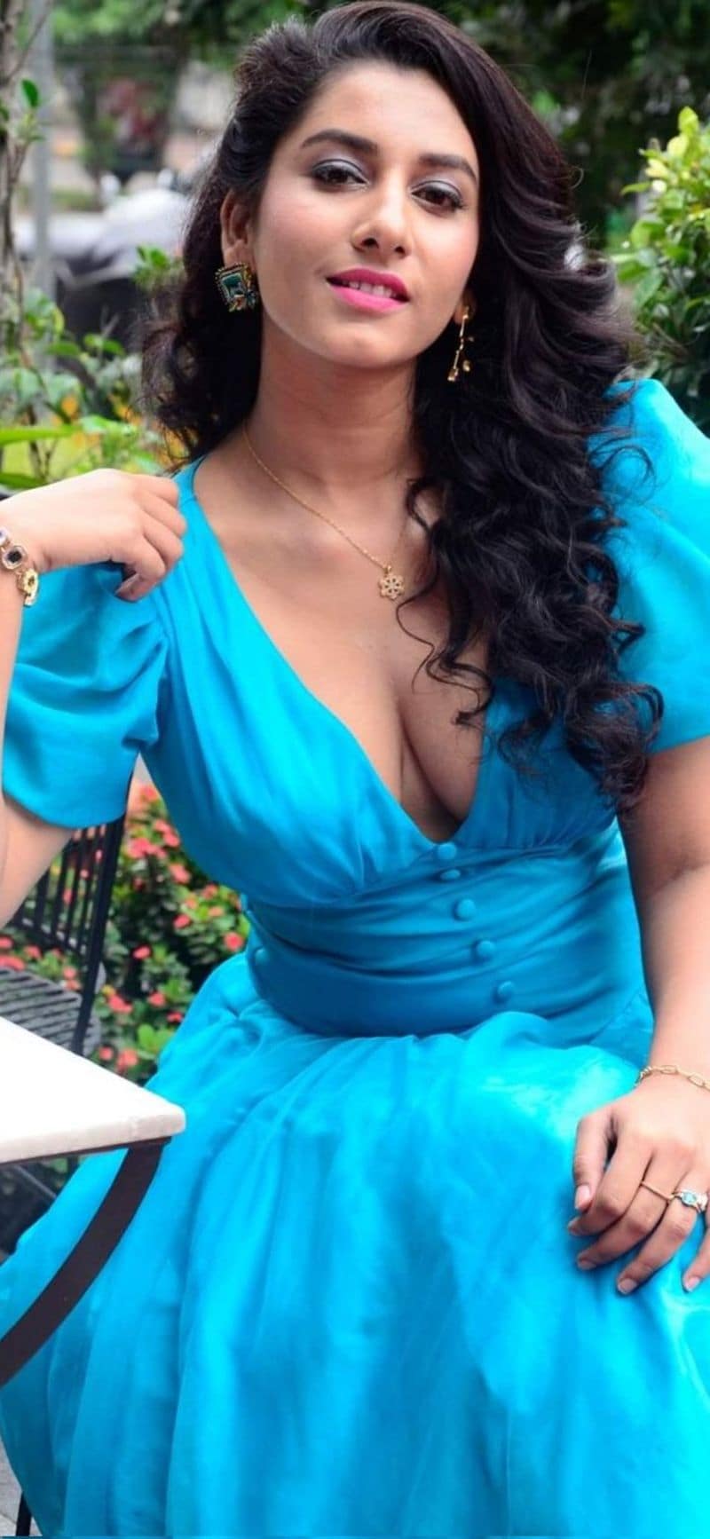 anchor vishnu priya cleavage show in blue gown shake internet