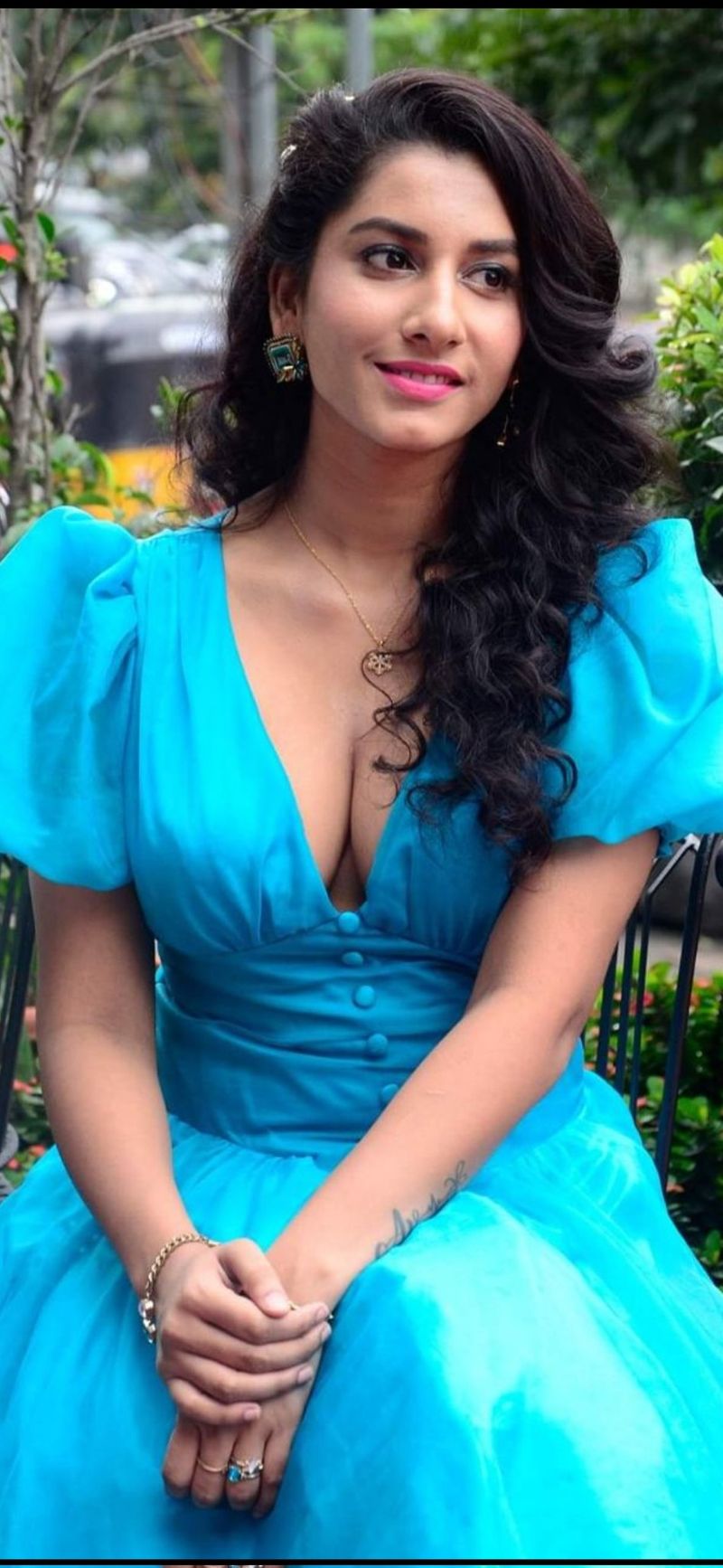 anchor vishnu priya cleavage show in blue gown shake internet