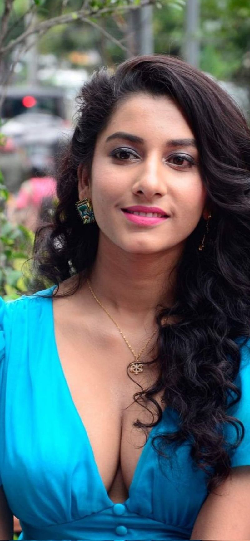 anchor vishnu priya cleavage show in blue gown shake internet
