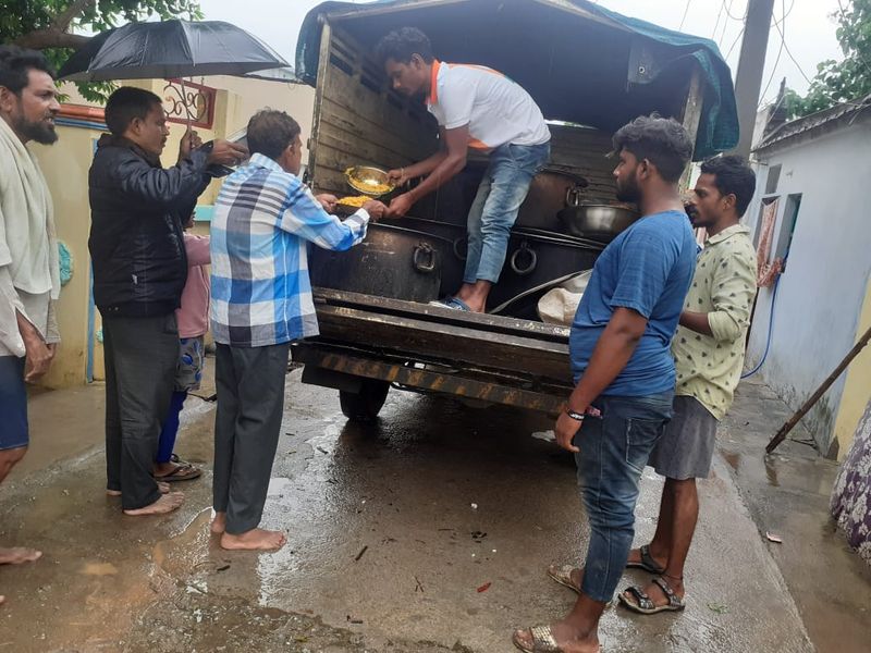 eatala rajender arranged tiffins to flood affacted area peoples in jammikunta