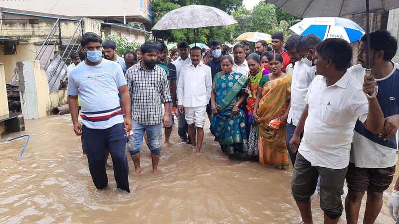 eatala rajender arranged tiffins to flood affacted area peoples in jammikunta